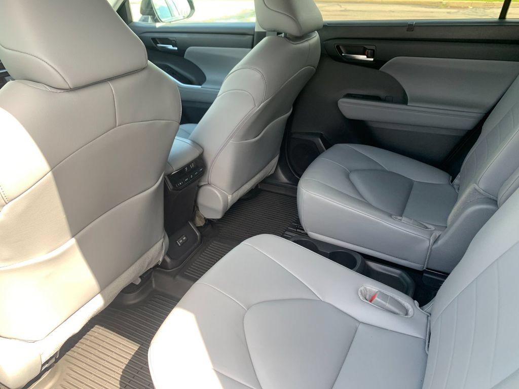 Used 2024 Toyota Highlander XLE AWD/4WD image 14