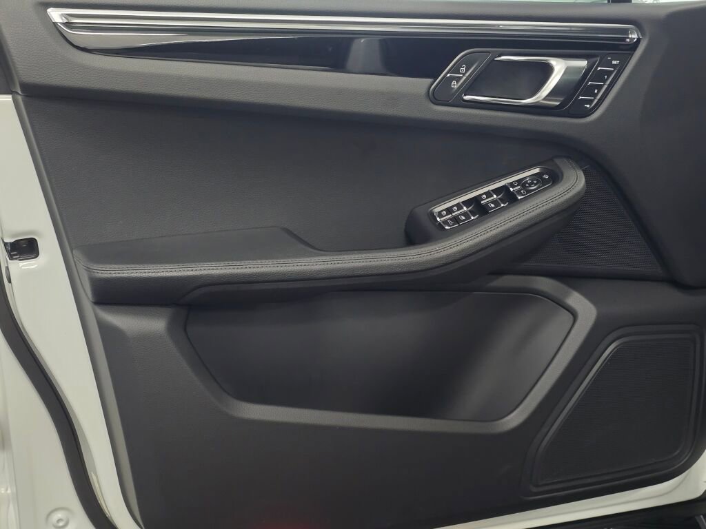 Certified 2025 Porsche Macan image 34