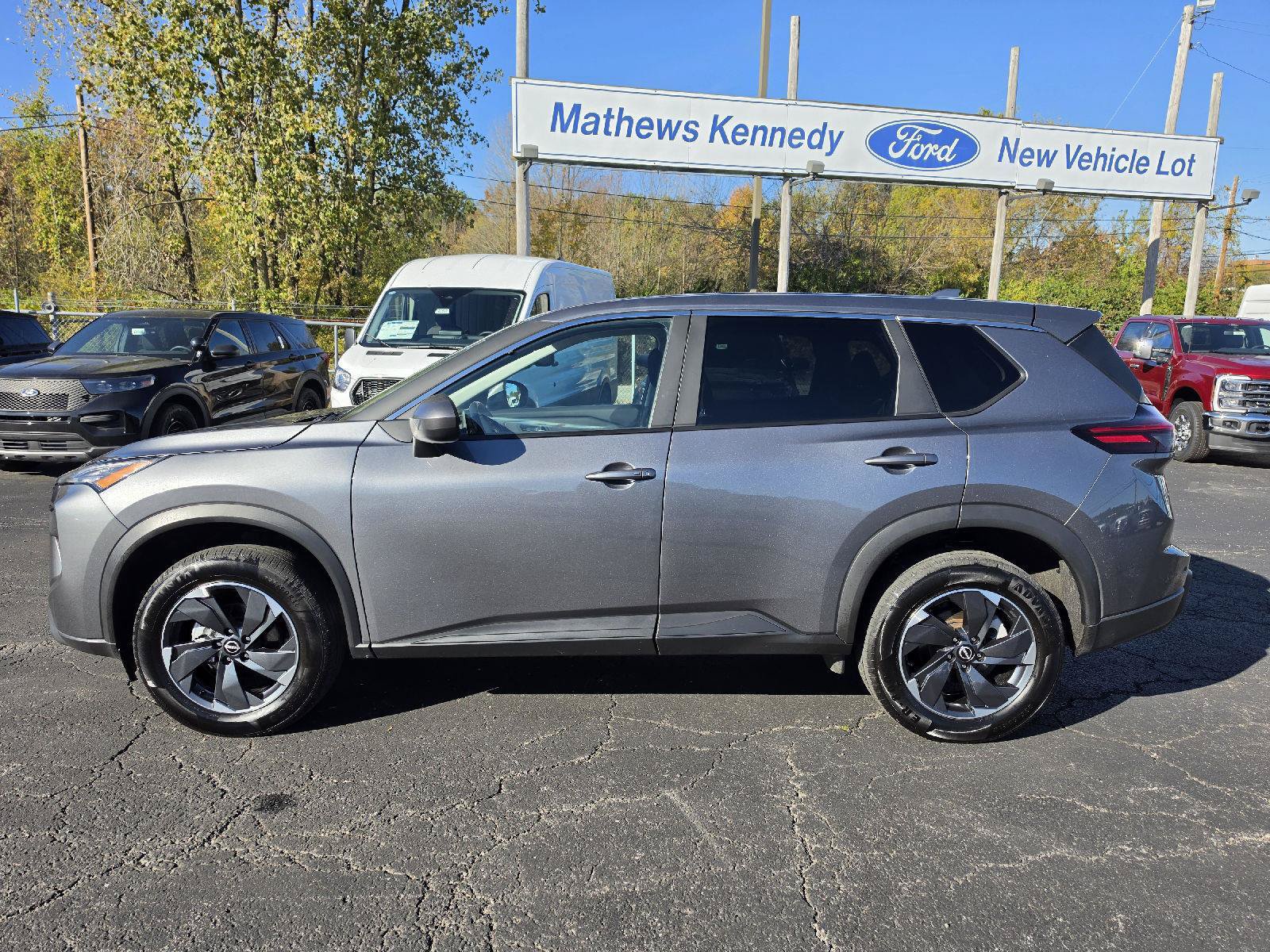 Used 2025 Nissan Rogue SV AWD/4WD image 2
