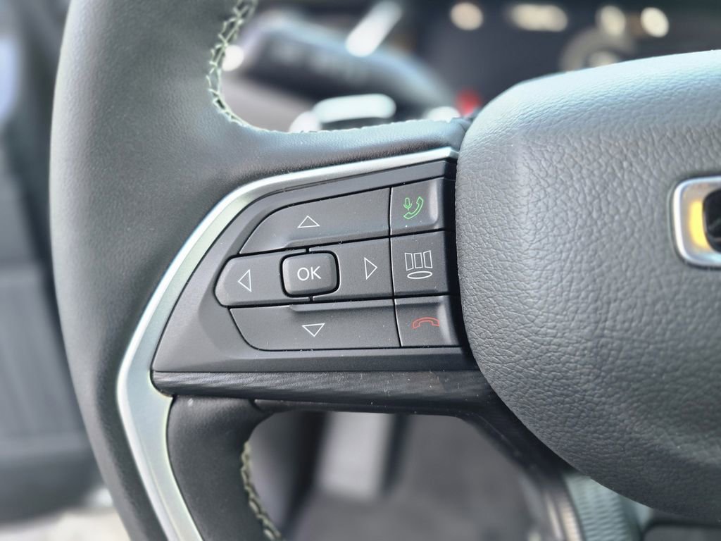 Used 2025 Jeep Grand Cherokee L Altitude image 23