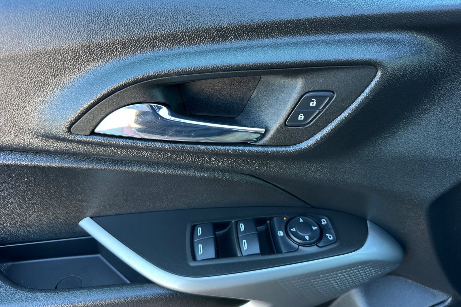 Certified 2024 Chevrolet Trax RS w/ Driver Confidence Package image 11