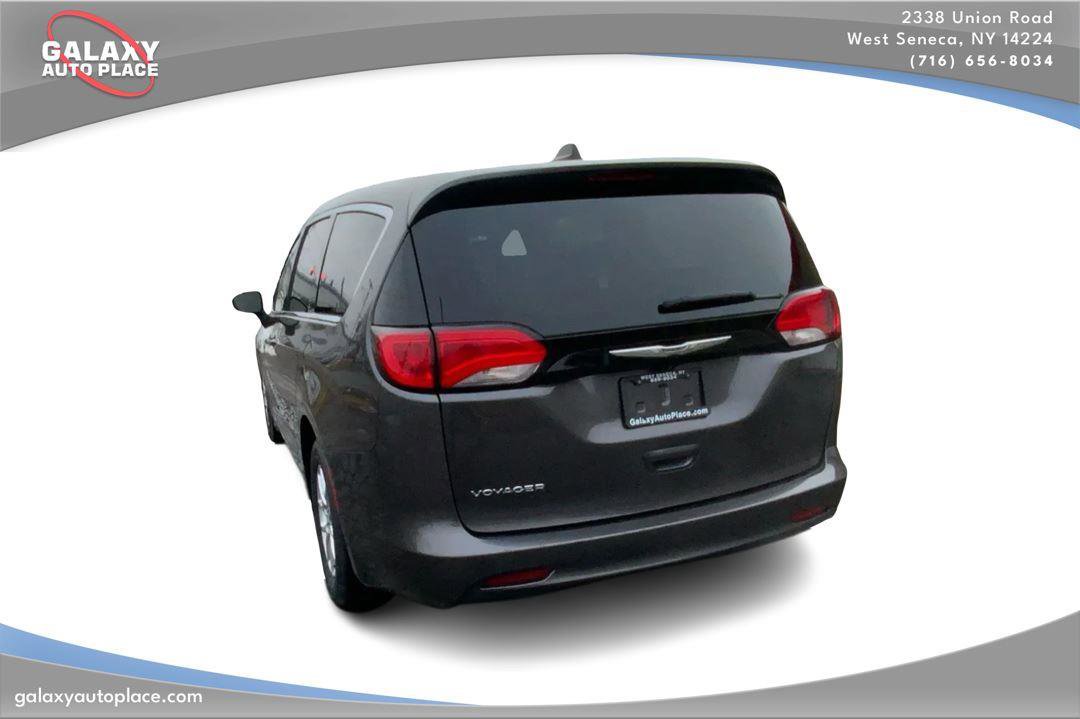 Used 2023 Chrysler Voyager LX image 7