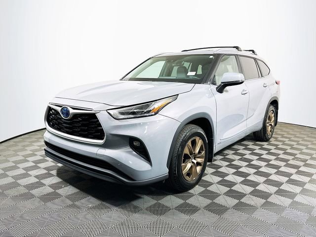Certified 2023 Toyota Highlander Bronze Edition image 4