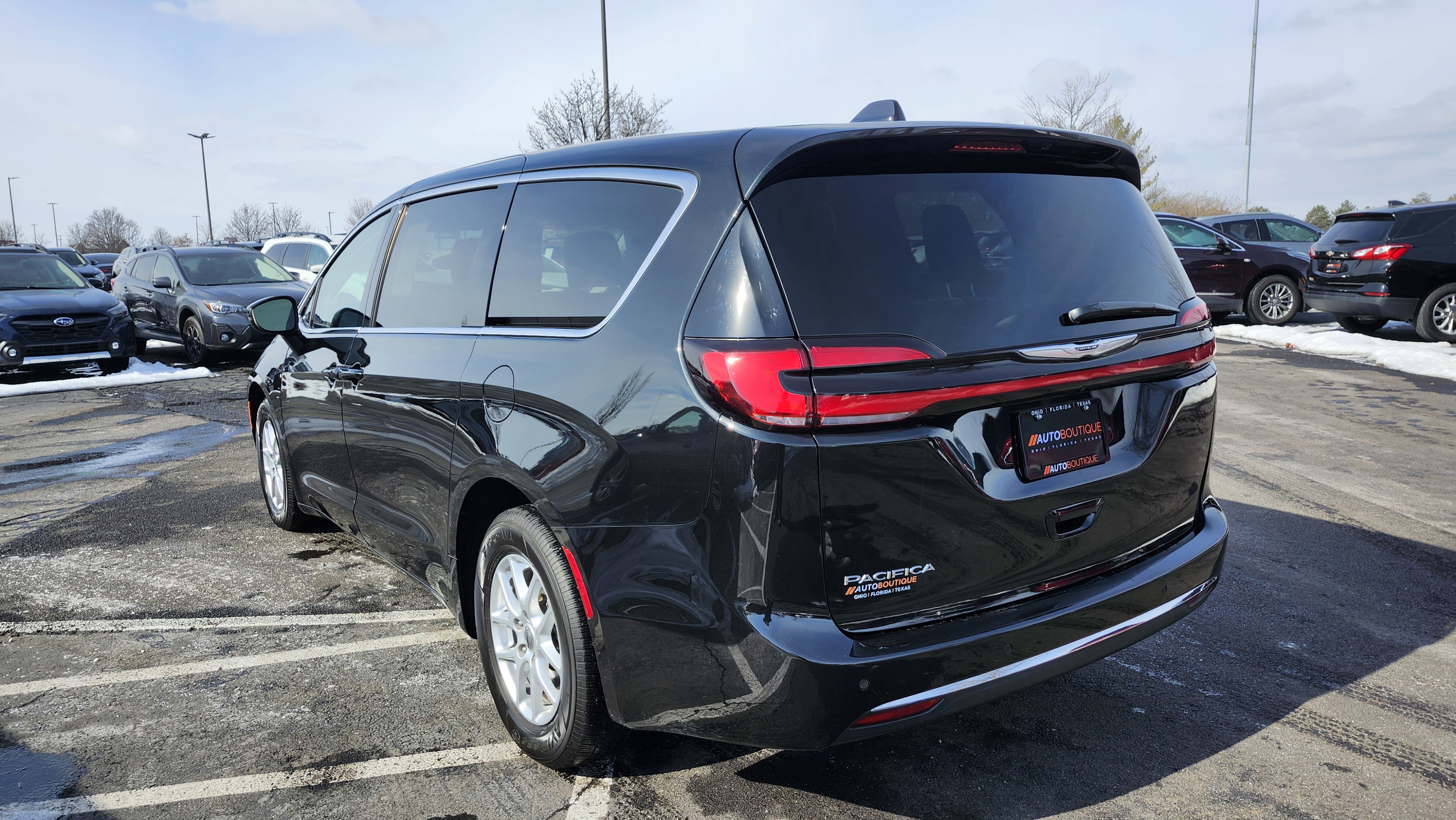 Used 2023 Chrysler Pacifica Touring-L image 15