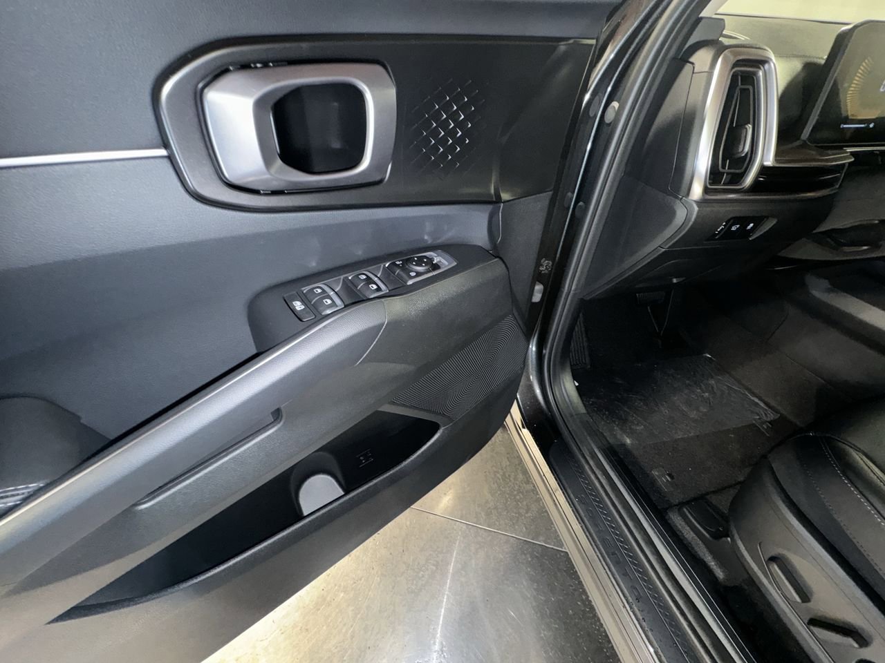 Certified 2025 Kia Sorento EX w/ EX Panoramic Sunroof Package image 18