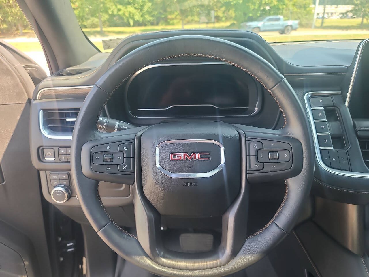 Used 2022 GMC Yukon XL AT4 AWD/4WD image 17