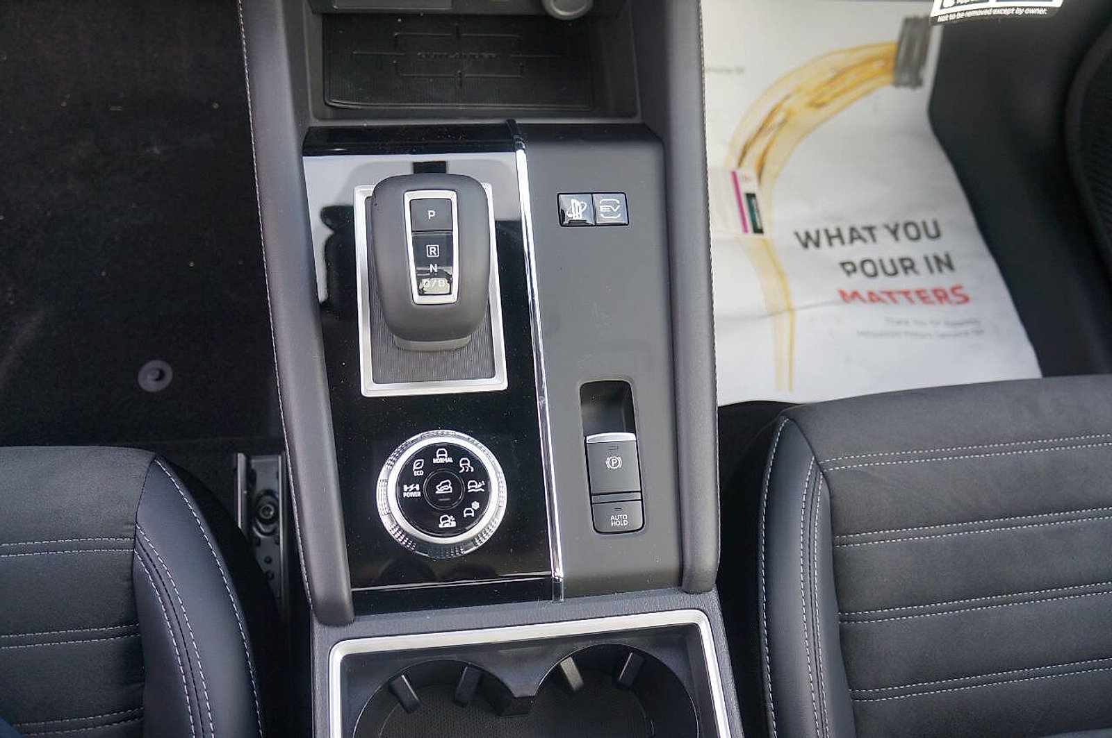 New 2025 Mitsubishi Outlander SE image 24