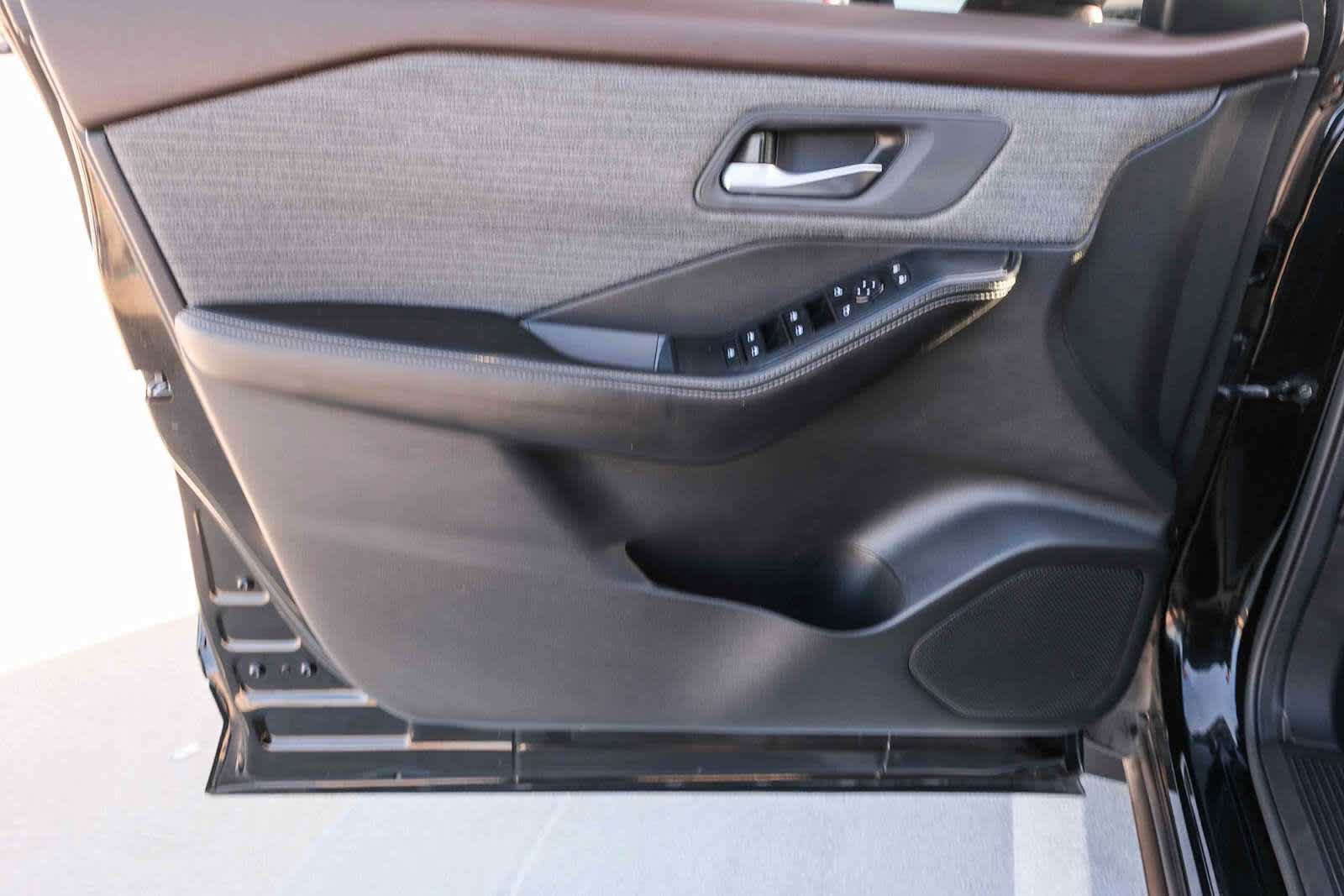 Used 2023 Nissan Rogue SV FWD image 23