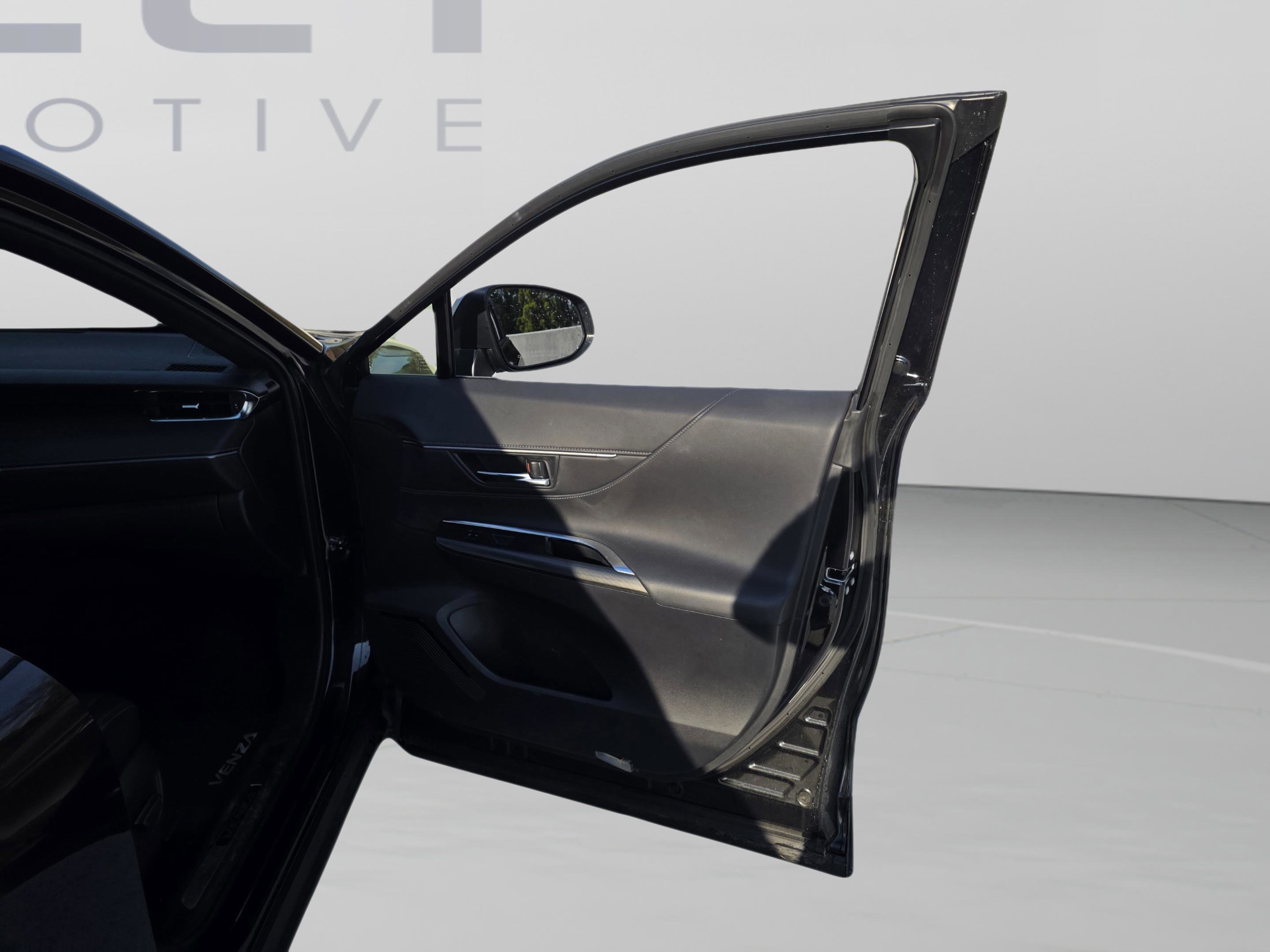 Used 2021 Toyota Venza XLE w/ Softex Package image 25