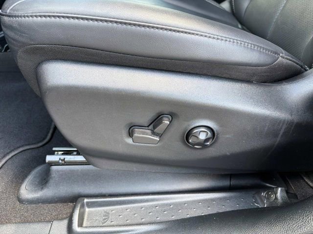 Used 2025 Chrysler Pacifica Select FWD image 11