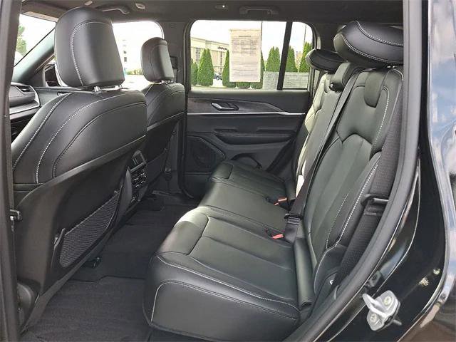 Certified 2025 Jeep Grand Cherokee Limited w/ Black Appearance Package image 10