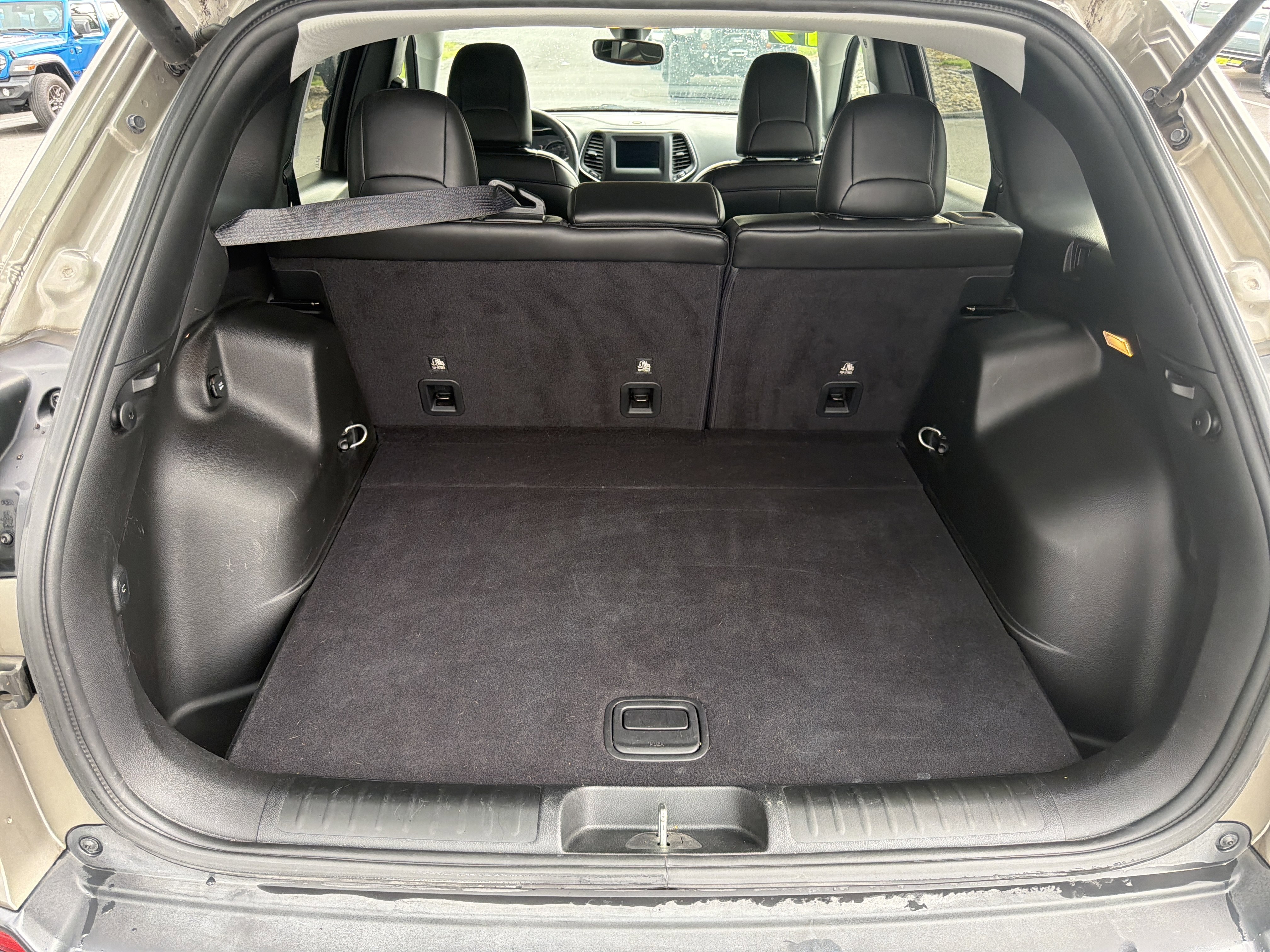 Used 2019 Jeep Cherokee Latitude Plus w/ Comfort/Convenience Group AWD/4WD image 5