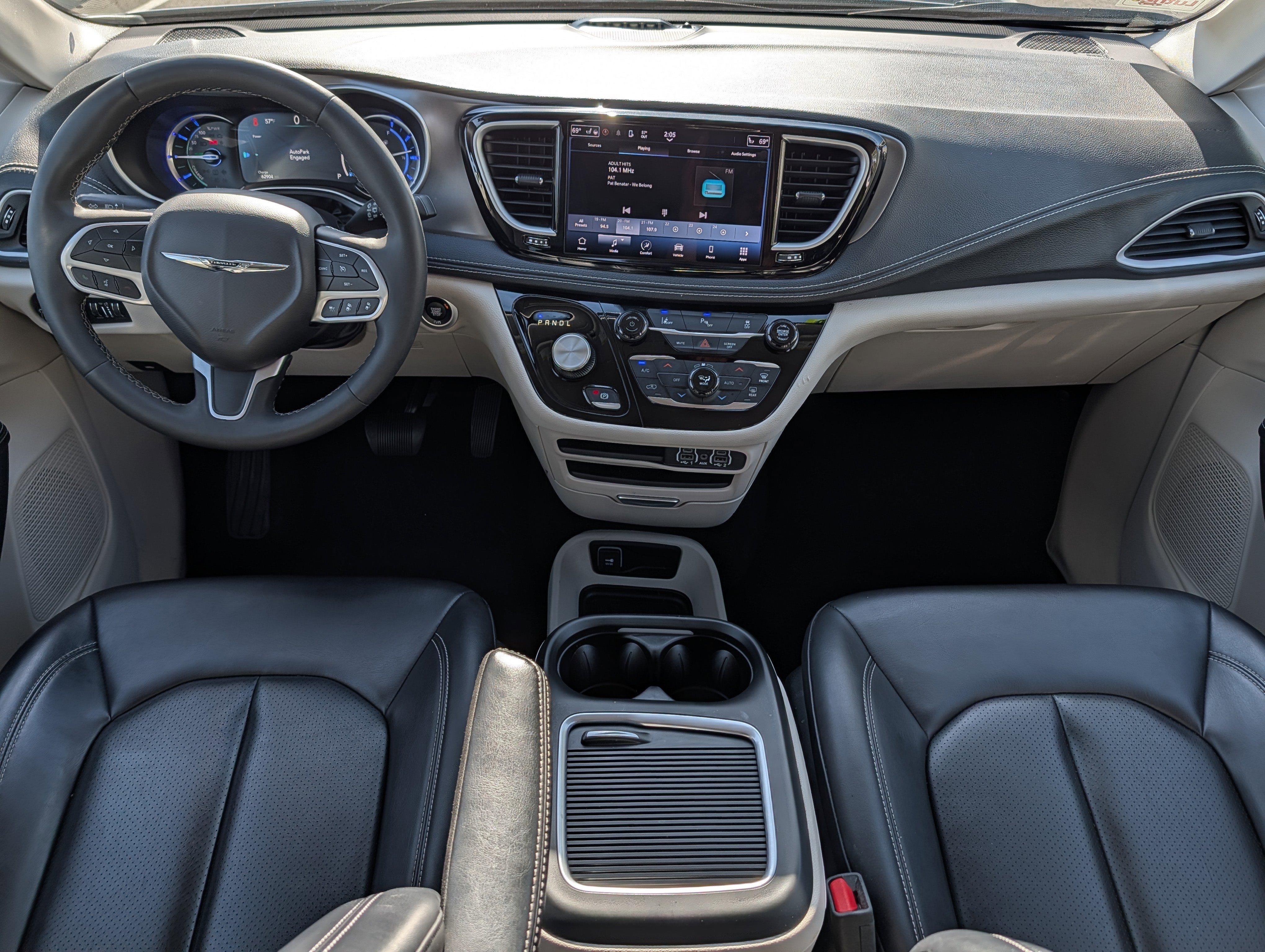 Used 2023 Chrysler Pacifica Touring-L FWD image 10