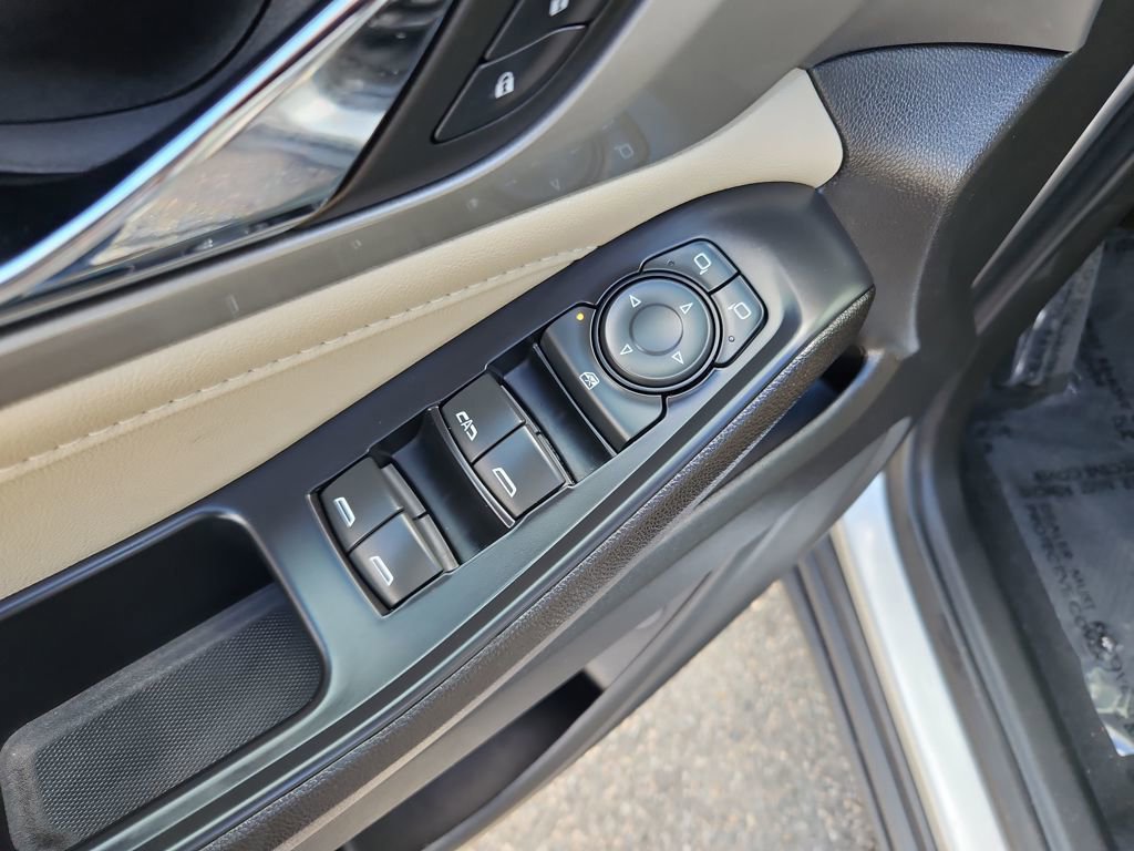 Used 2022 Chevrolet Traverse LT image 27