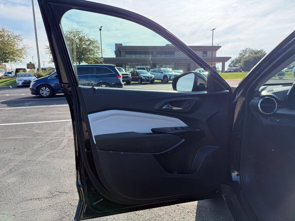Used 2025 Chevrolet Trax LT FWD image 22