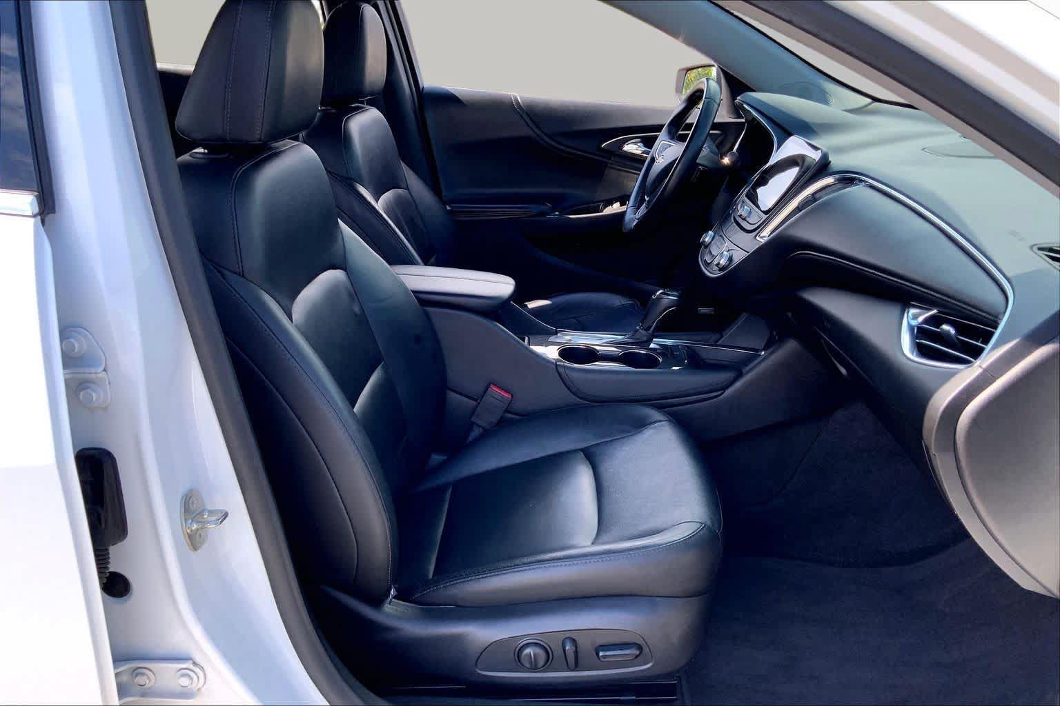 Used 2017 Chevrolet Malibu LT w/ Leather Package FWD image 9