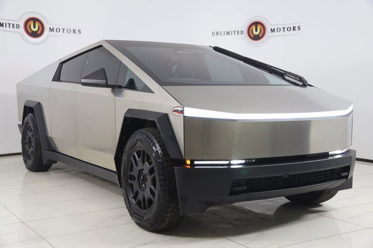 Used 2024 Tesla Cybertruck AWD Crew Cab image 24
