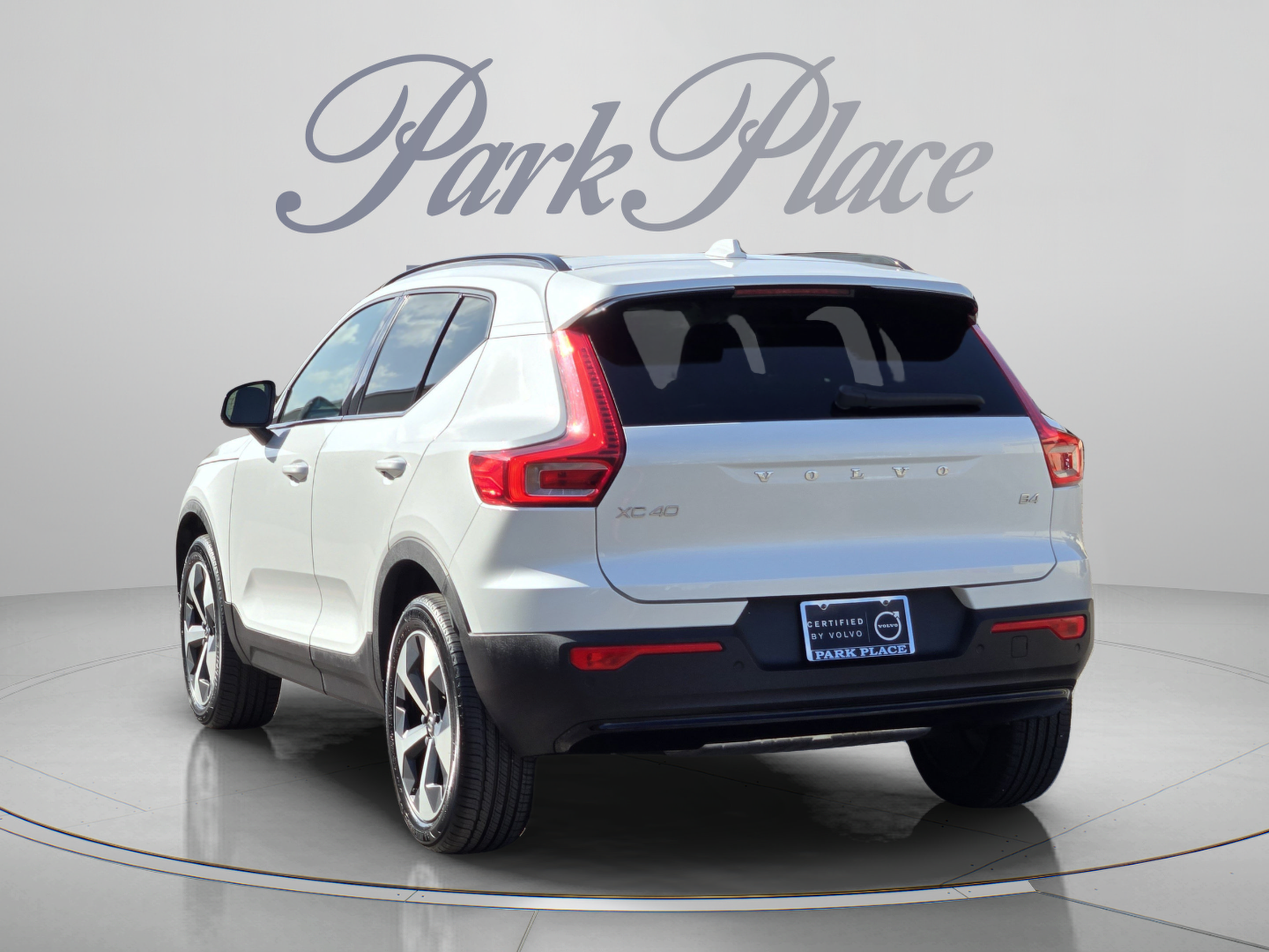 Used 2023 Volvo XC40 B4 Plus w/ Protection Package Premier FWD image 3