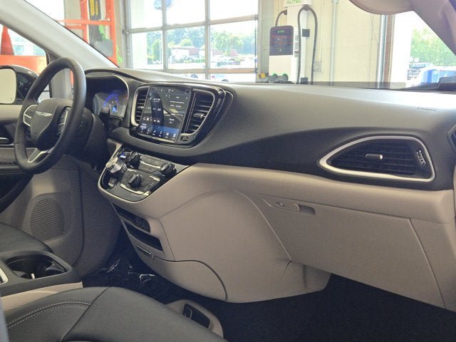 Used 2024 Chrysler Pacifica Touring-L FWD image 4