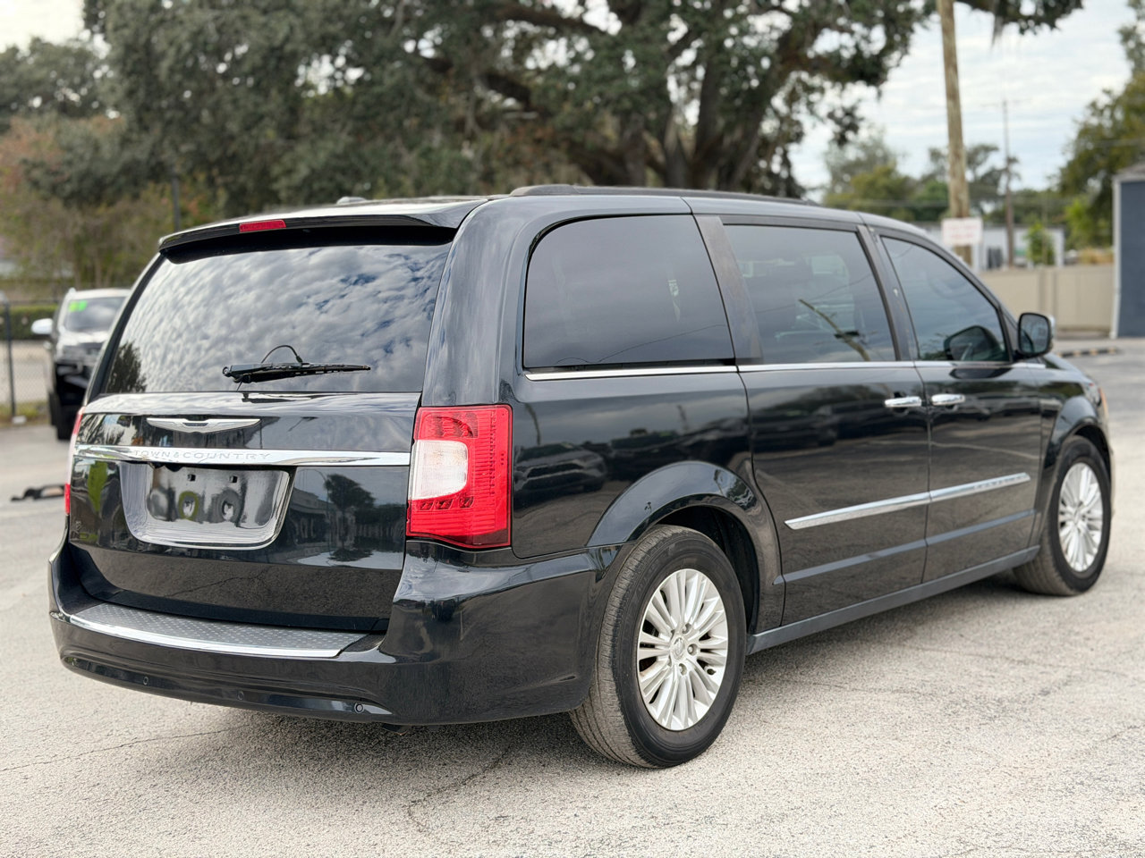 Used 2013 Chrysler Town & Country Touring-L w/ Premium Group image 5