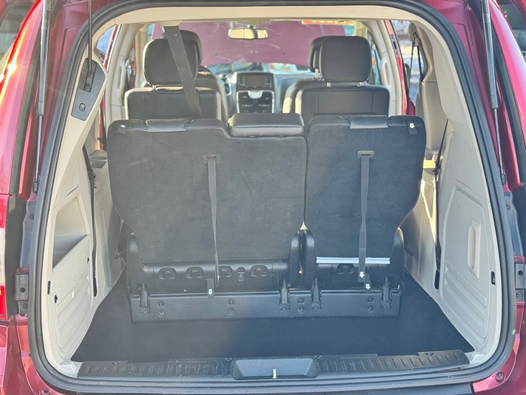 Used 2013 Chrysler Town & Country Touring FWD image 13