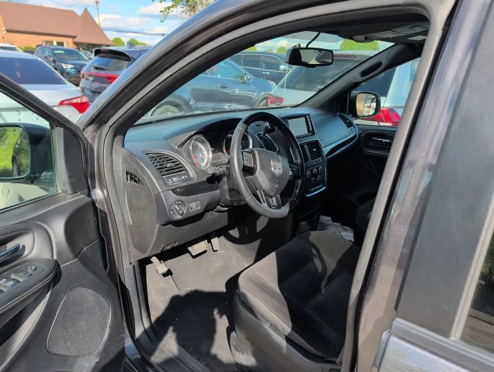 Used 2018 Dodge Grand Caravan SE FWD image 24