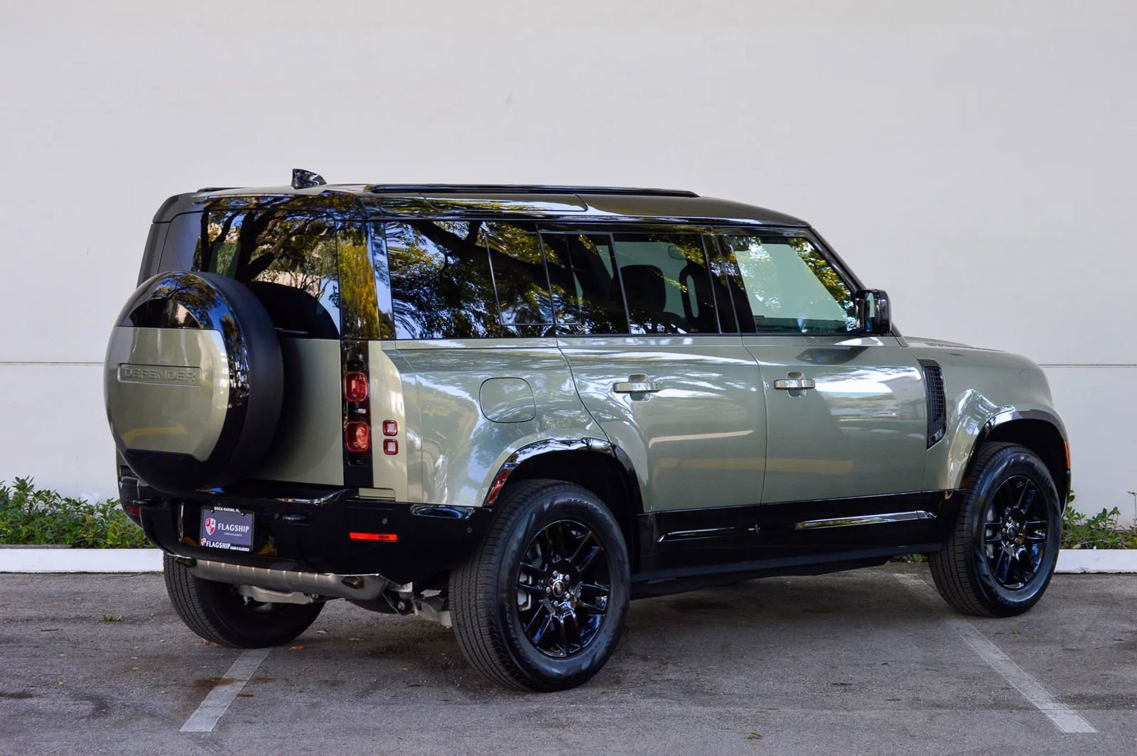 Used 2025 Land Rover Defender 110 X-Dynamic SE image 14