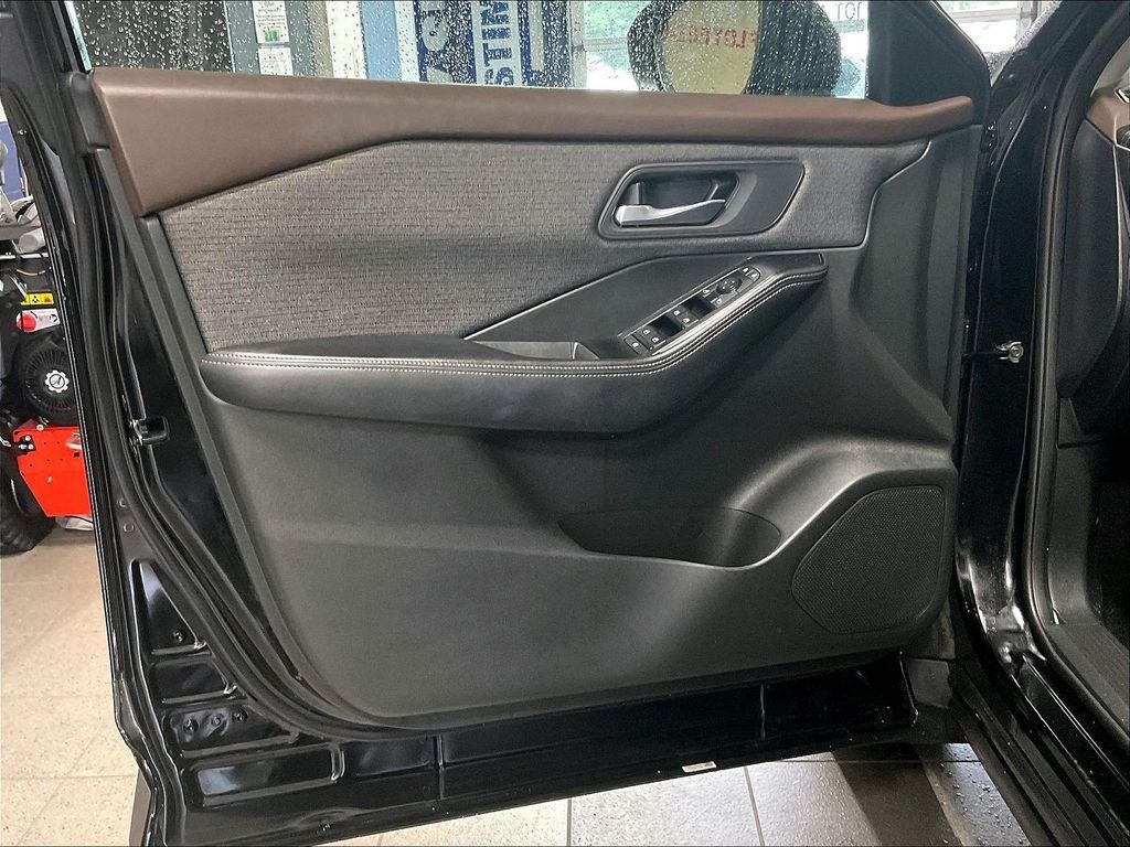 Used 2023 Nissan Rogue SV AWD/4WD image 9