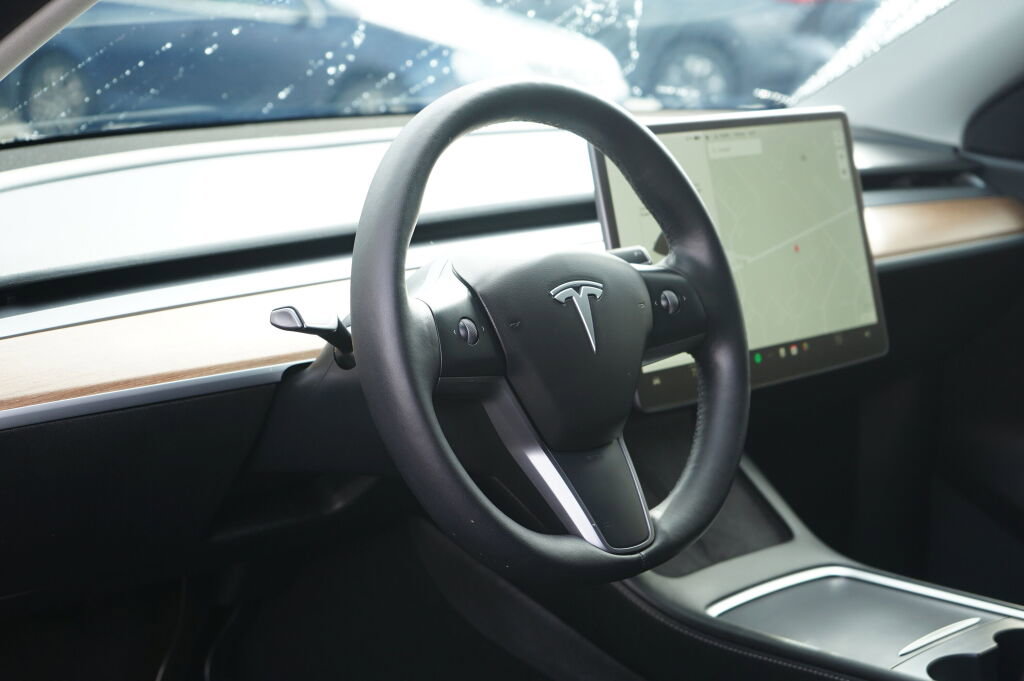 Used 2021 Tesla Model Y Long Range image 10