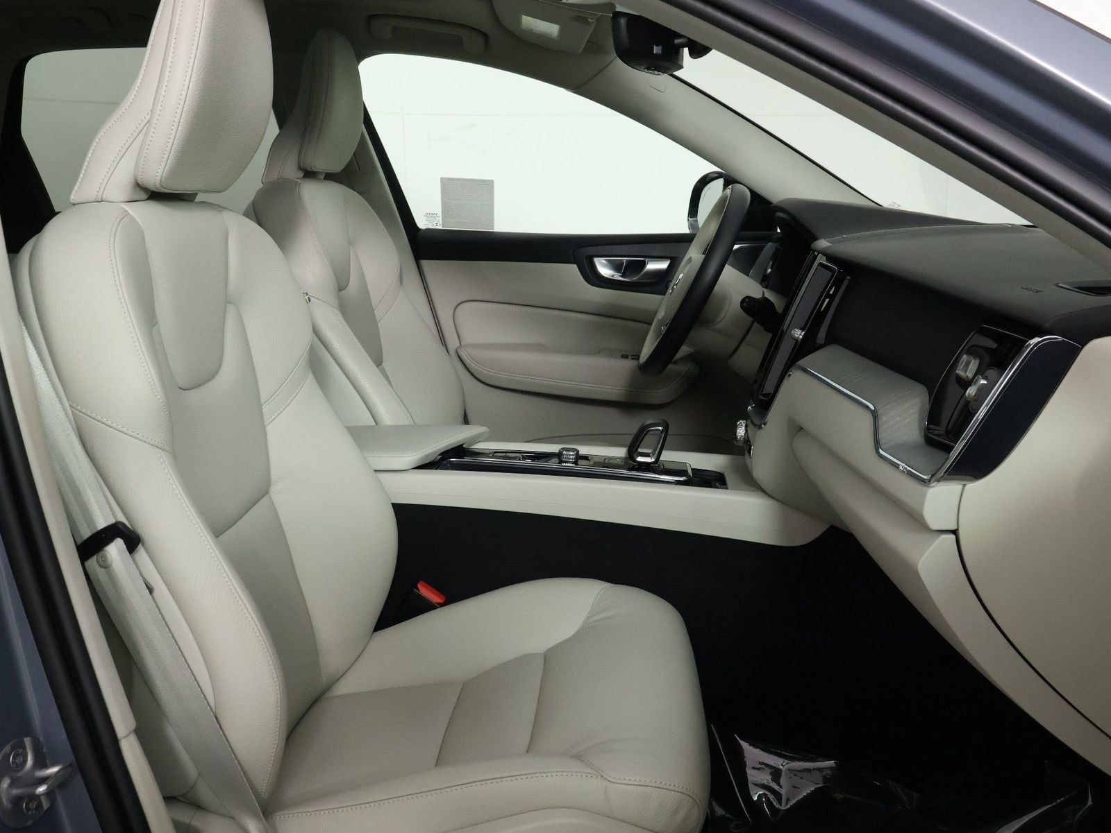 Certified 2024 Volvo XC60 T8 Plus w/ Climate Package AWD/4WD image 29
