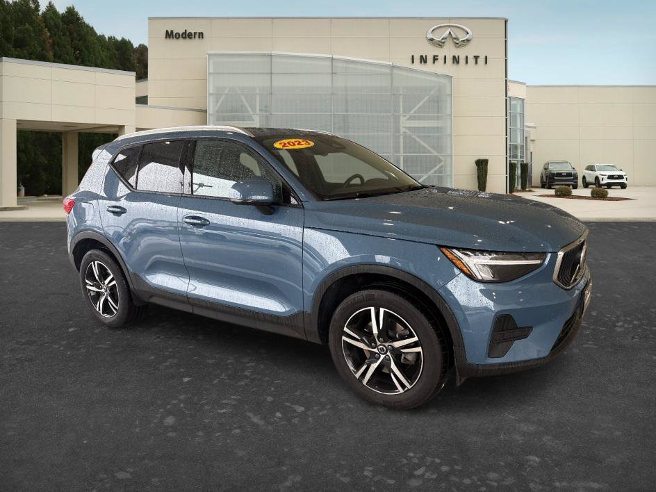 Used 2023 Volvo XC40 B5 Core AWD/4WD image 3