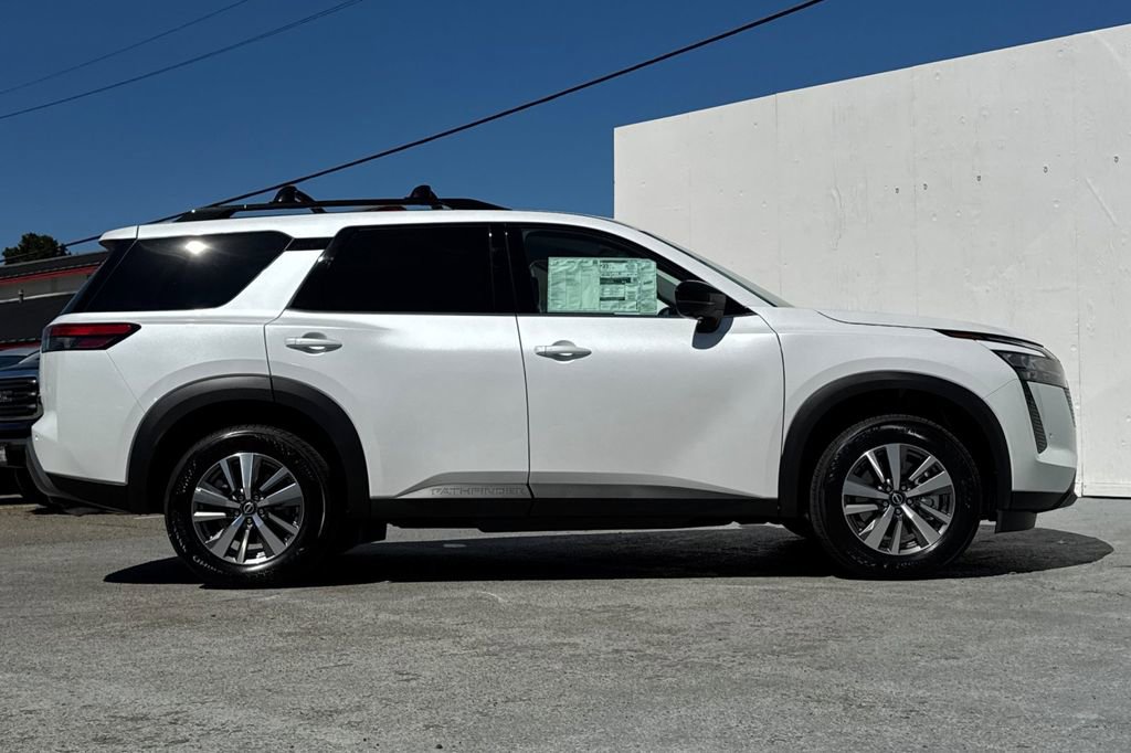 New 2026 Nissan Pathfinder SL image 3
