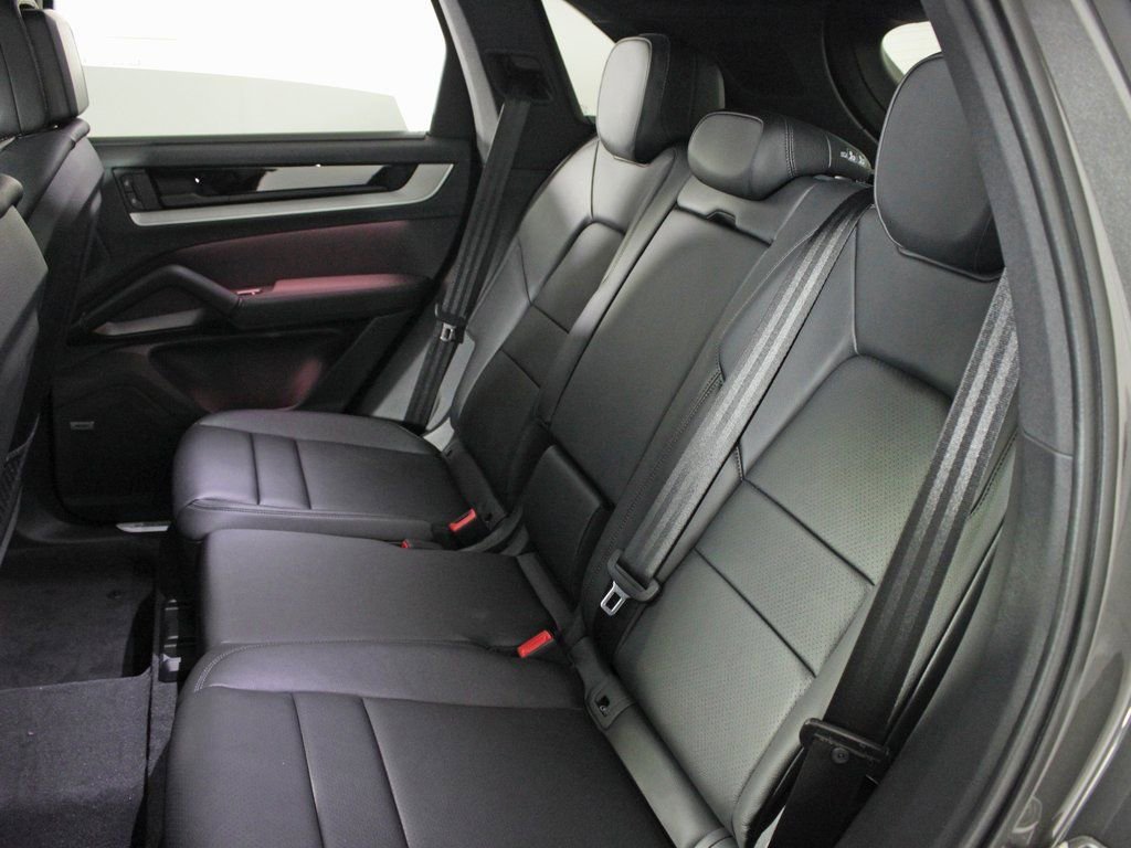 Certified 2025 Porsche Cayenne AWD/4WD image 35