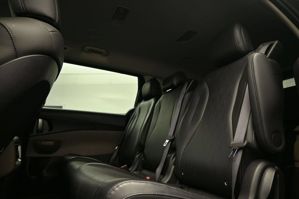 Used 2025 Kia Carnival FWD image 14