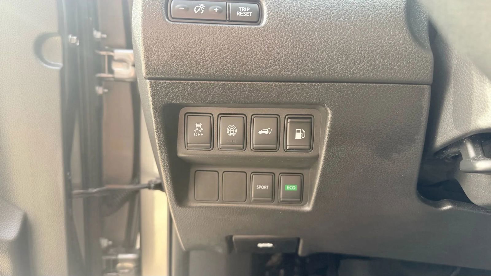 Used 2020 Nissan Rogue SV image 12