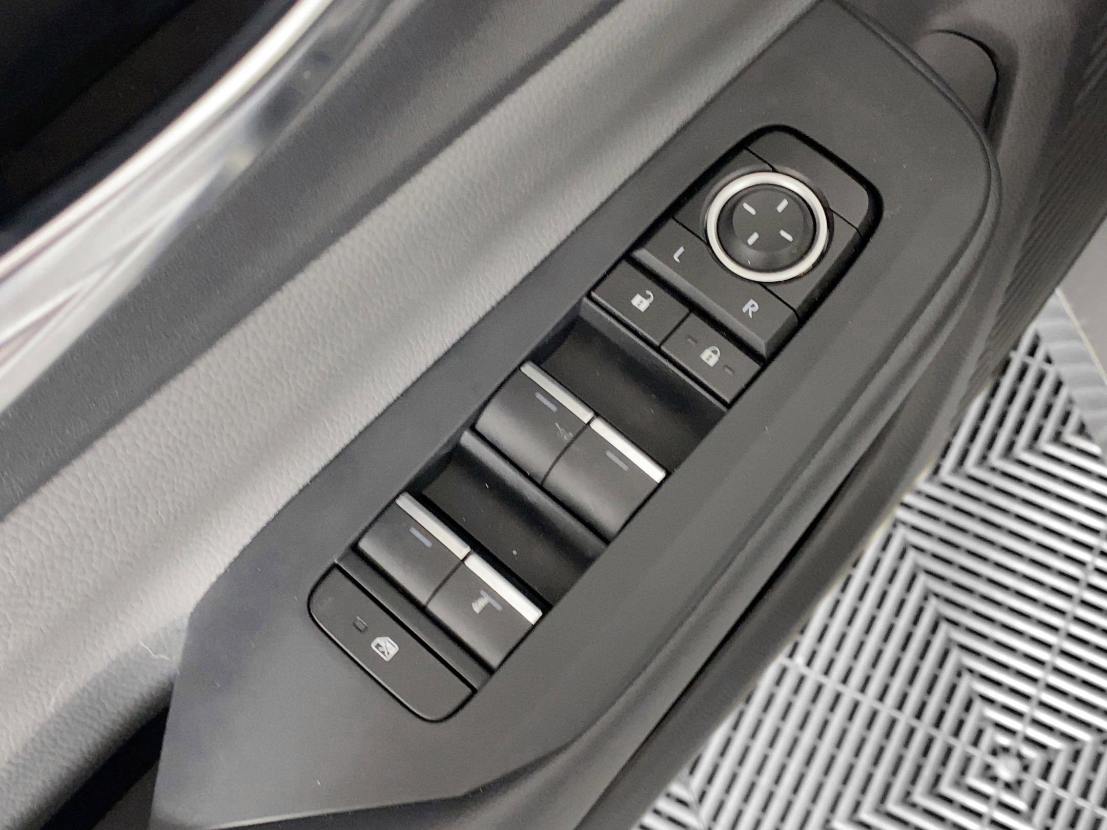 Used 2025 Toyota Prius XLE image 13