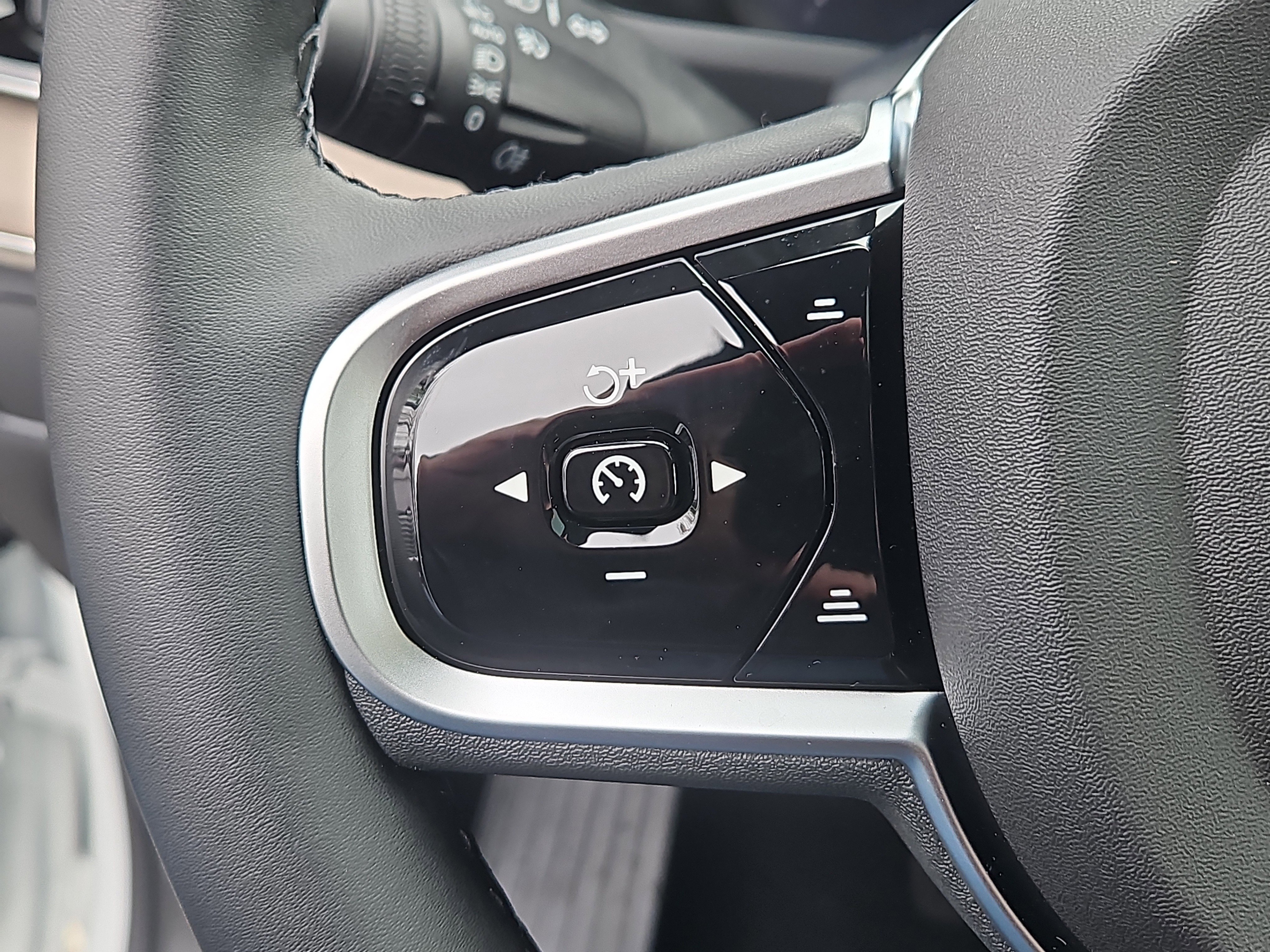 New 2026 Volvo XC90 B6 Plus w/ Protection Package Premier image 16