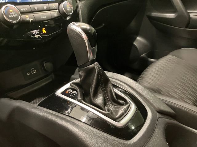 Used 2018 Nissan Rogue SV image 34