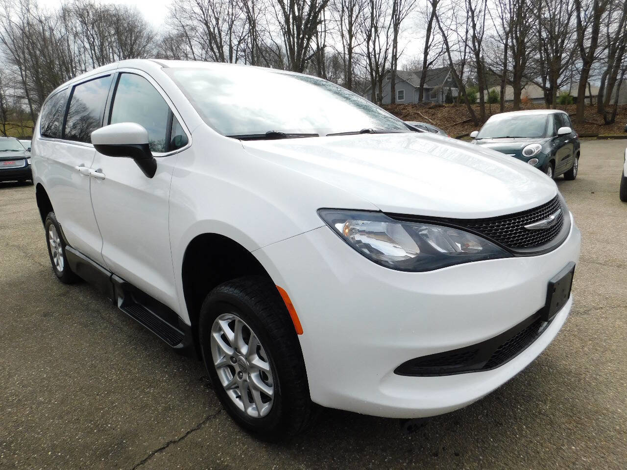 Used 2022 Chrysler Voyager LX image 8