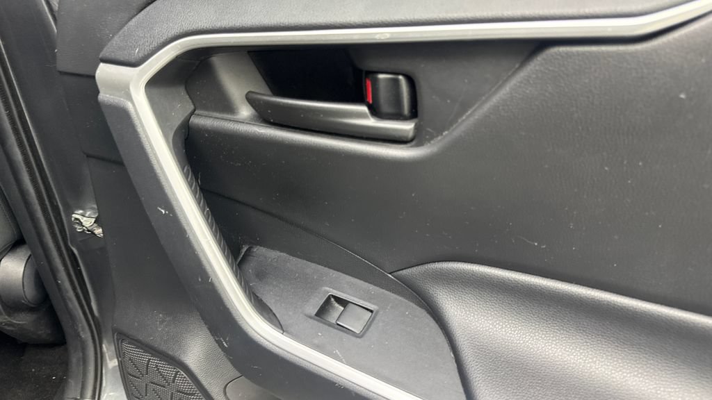 Used 2021 Toyota RAV4 LE FWD image 43