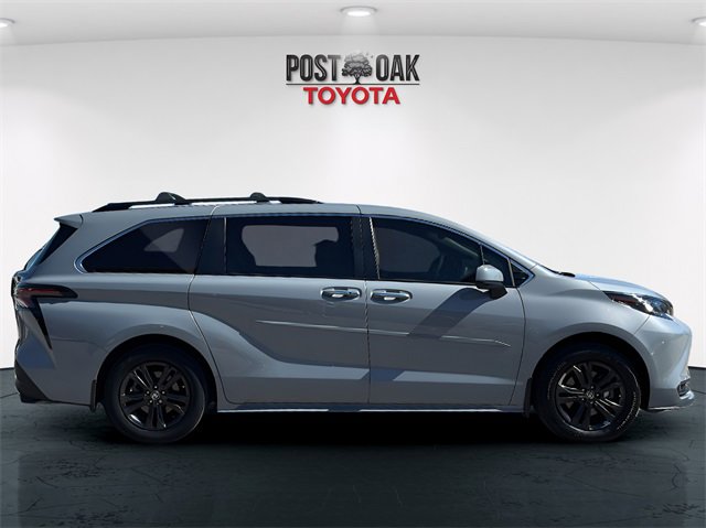 Used 2024 Toyota Sienna XLE Woodland Edition image 8
