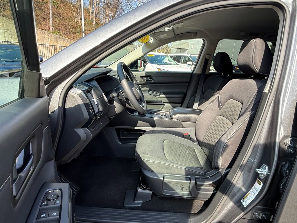 Used 2023 Nissan Pathfinder S image 17