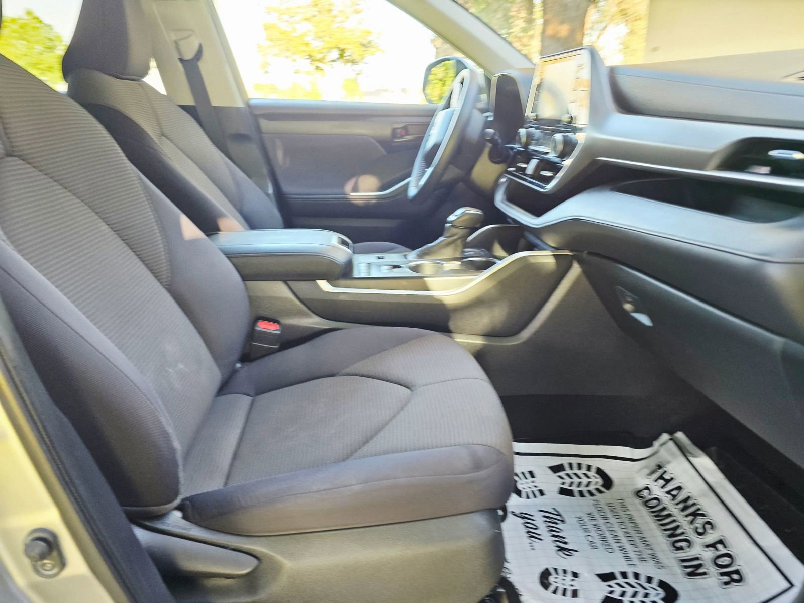 Used 2020 Toyota Highlander LE FWD image 23