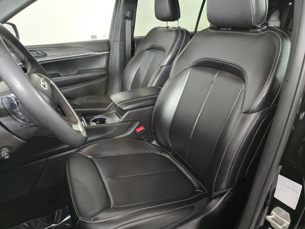 Used 2024 Jeep Grand Cherokee L Limited w/ Luxury Tech Group II AWD/4WD image 24