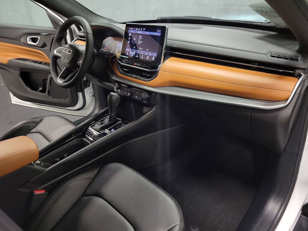 Used 2024 Jeep Compass Limited w/ Mopar Graphics Package image 22