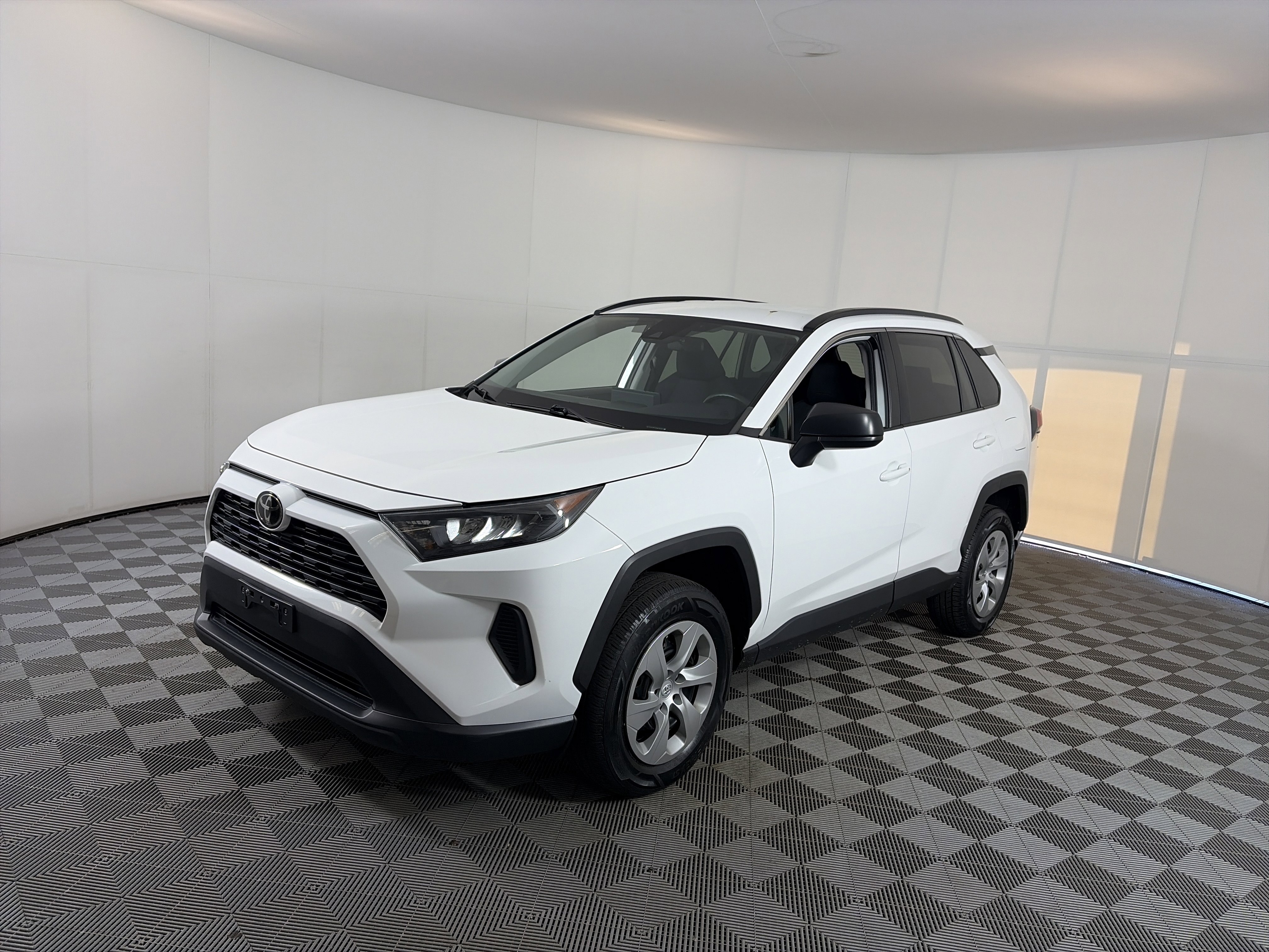 Used 2021 Toyota RAV4 LE AWD/4WD image 2