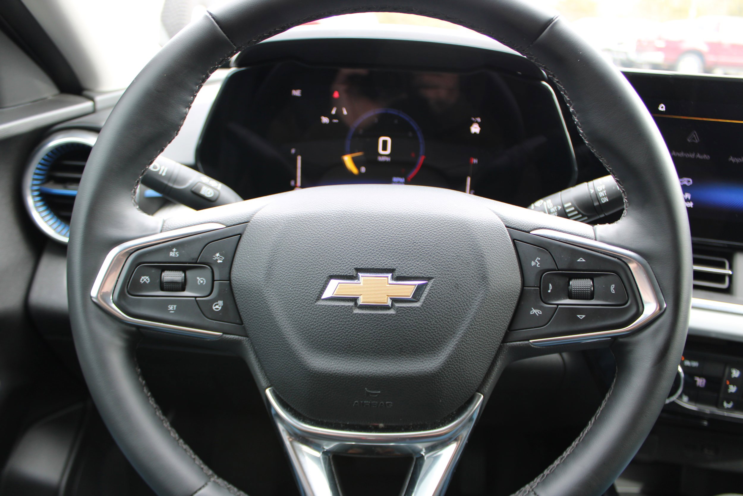 Used 2025 Chevrolet Trax LT w/ LT Convenience Package image 17