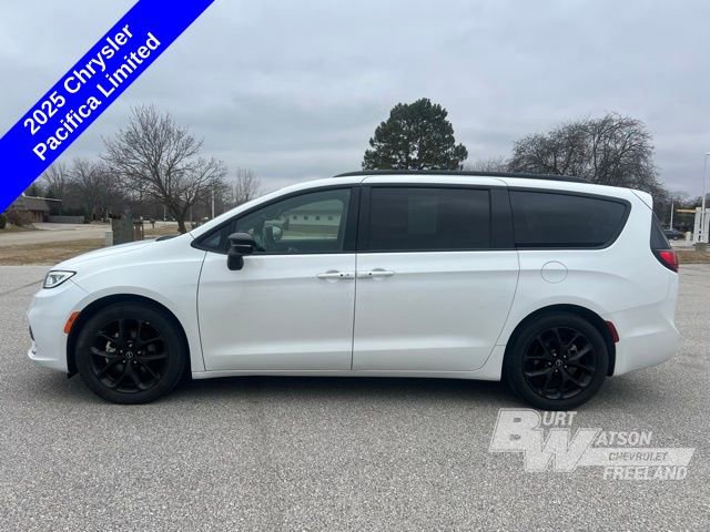 Used 2025 Chrysler Pacifica Limited image 3