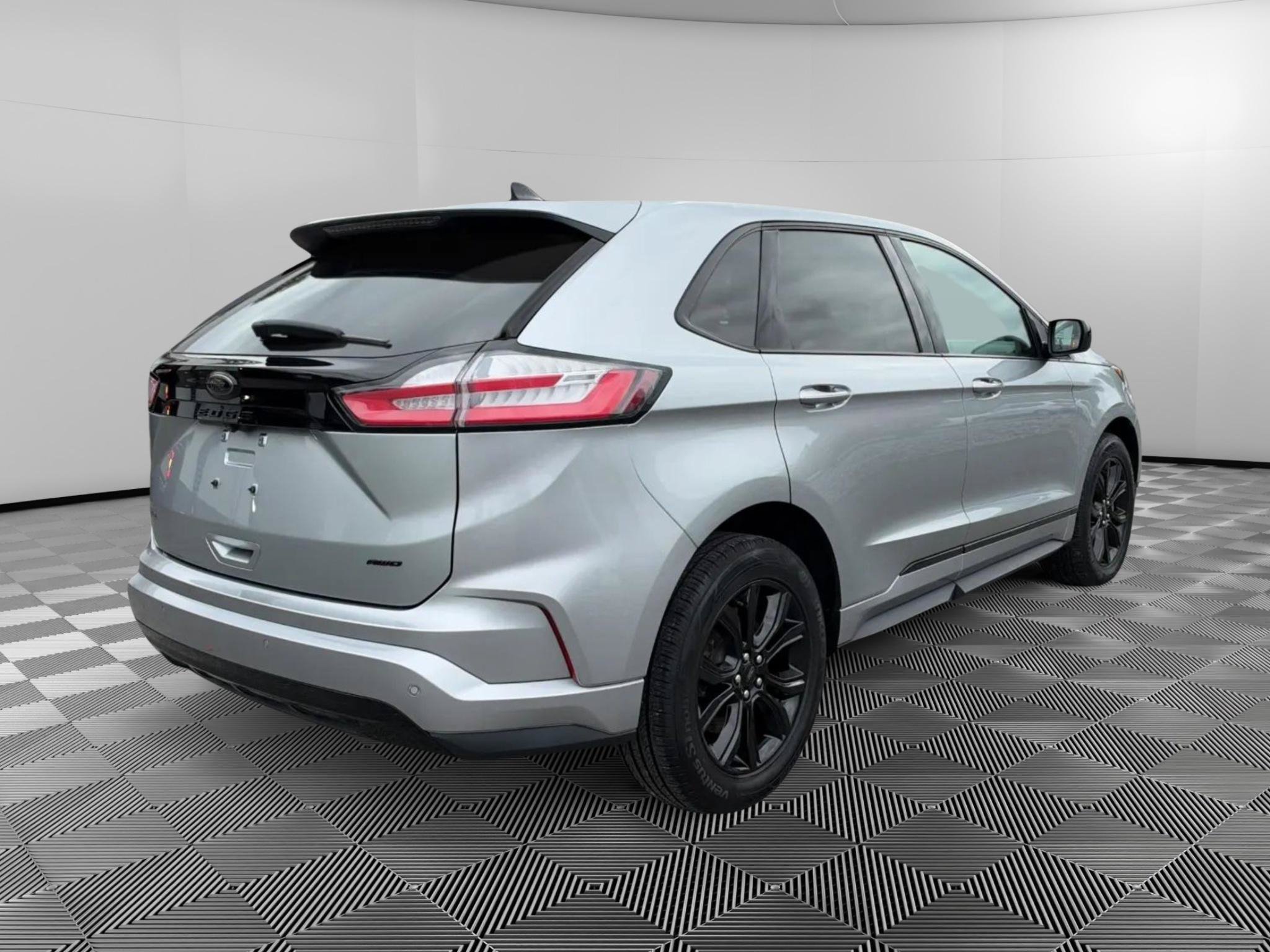 Used 2023 Ford Edge SE w/ Black Appearance Package AWD/4WD image 4