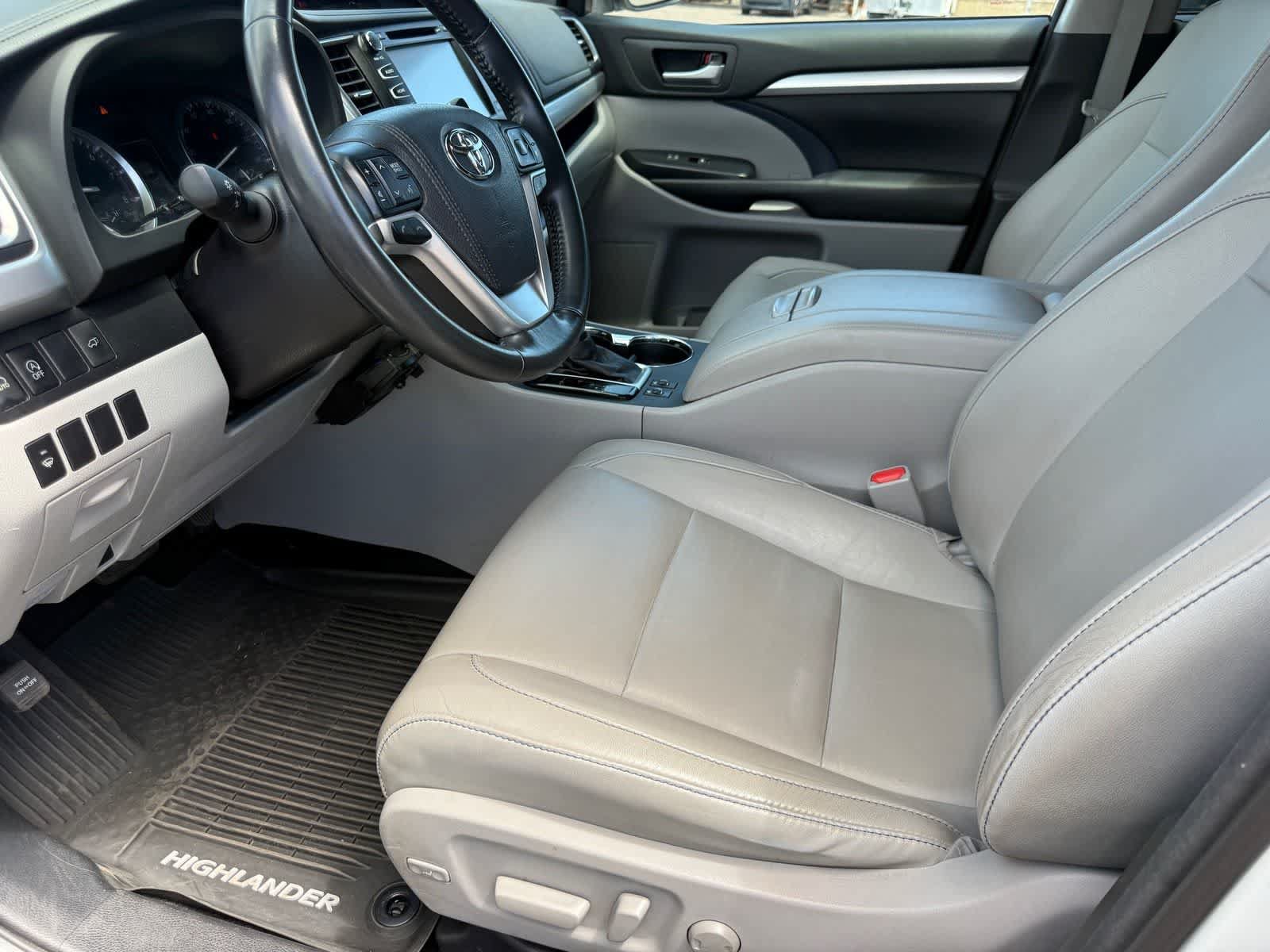 Used 2017 Toyota Highlander XLE AWD/4WD image 17